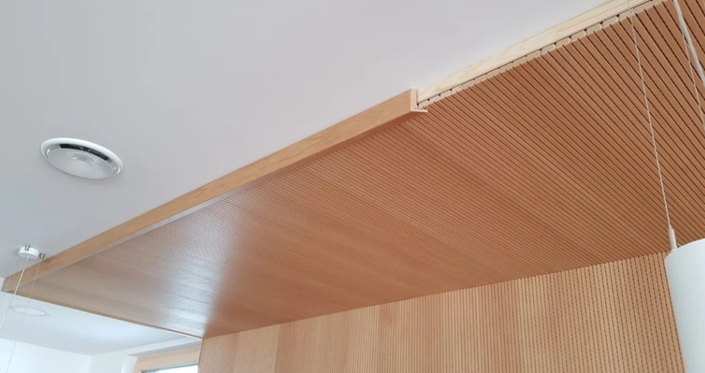 Akustikelementerne blev monteret på en væg i kantinen og suppleret med loftselementer.