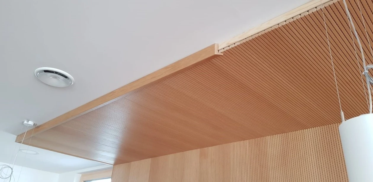 Akustikelementerne blev monteret på en væg i kantinen og suppleret med loftselementer.