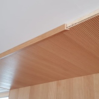 Akustikelementerne blev monteret på en væg i kantinen og suppleret med loftselementer.