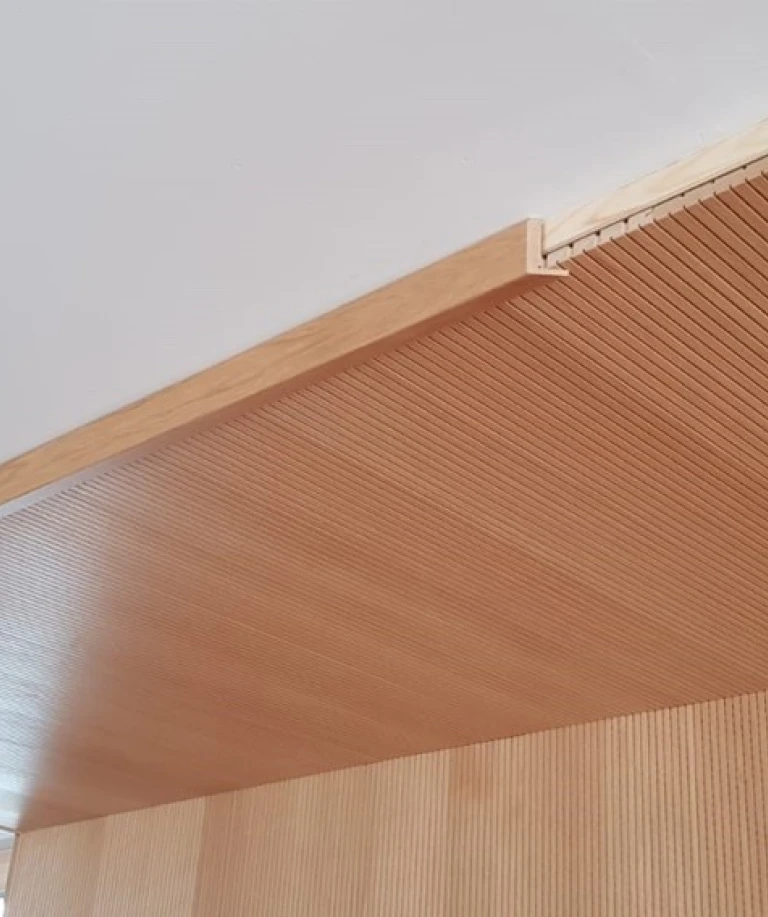 Akustikelementerne blev monteret på en væg i kantinen og suppleret med loftselementer.