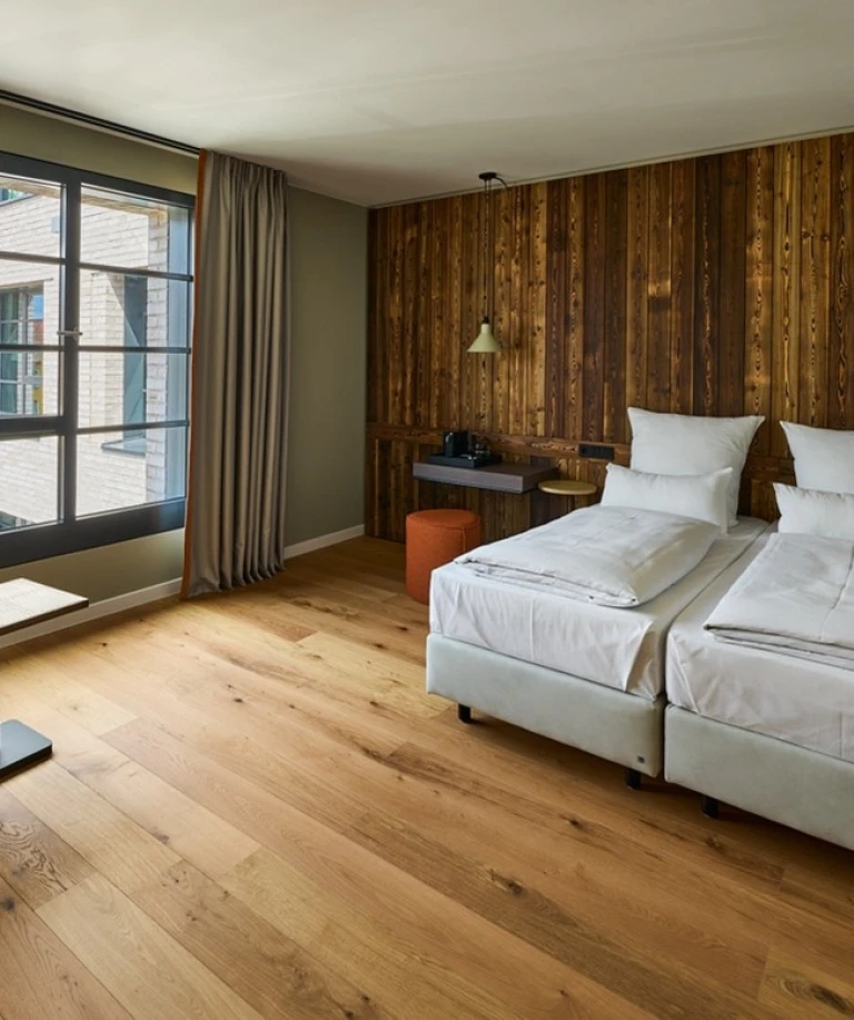 I de store hotelværelser sørger egeparkettet fra HARO for en behagelig atmosfære lige fra starten.