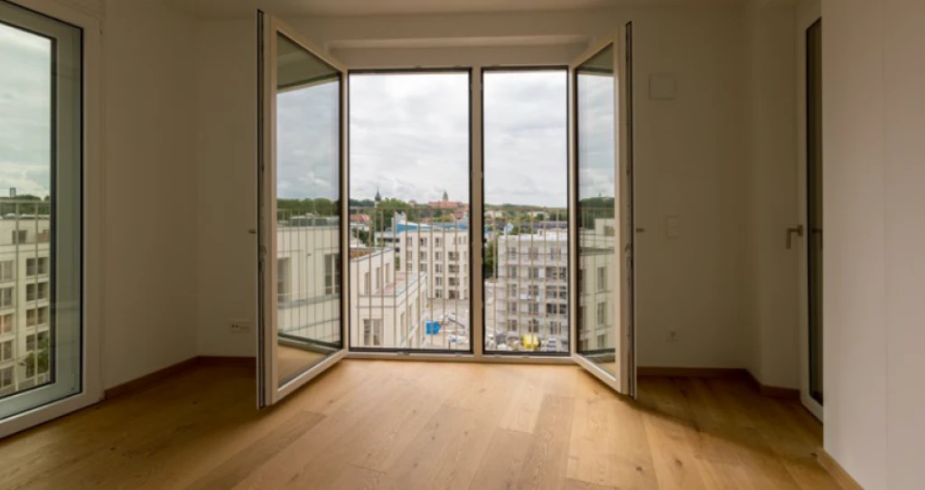 Dank der bodentiefen Fenster sind die Wohnungen lichtdurchflutet. Die HARO Parkettböden unterstreichen die hochwertige Ausstattung der Anlage.