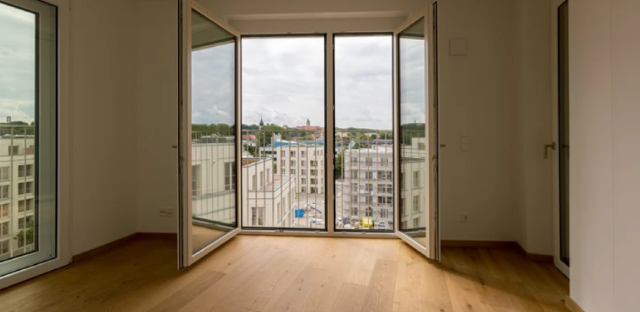 Dank der bodentiefen Fenster sind die Wohnungen lichtdurchflutet. Die HARO Parkettböden unterstreichen die hochwertige Ausstattung der Anlage.