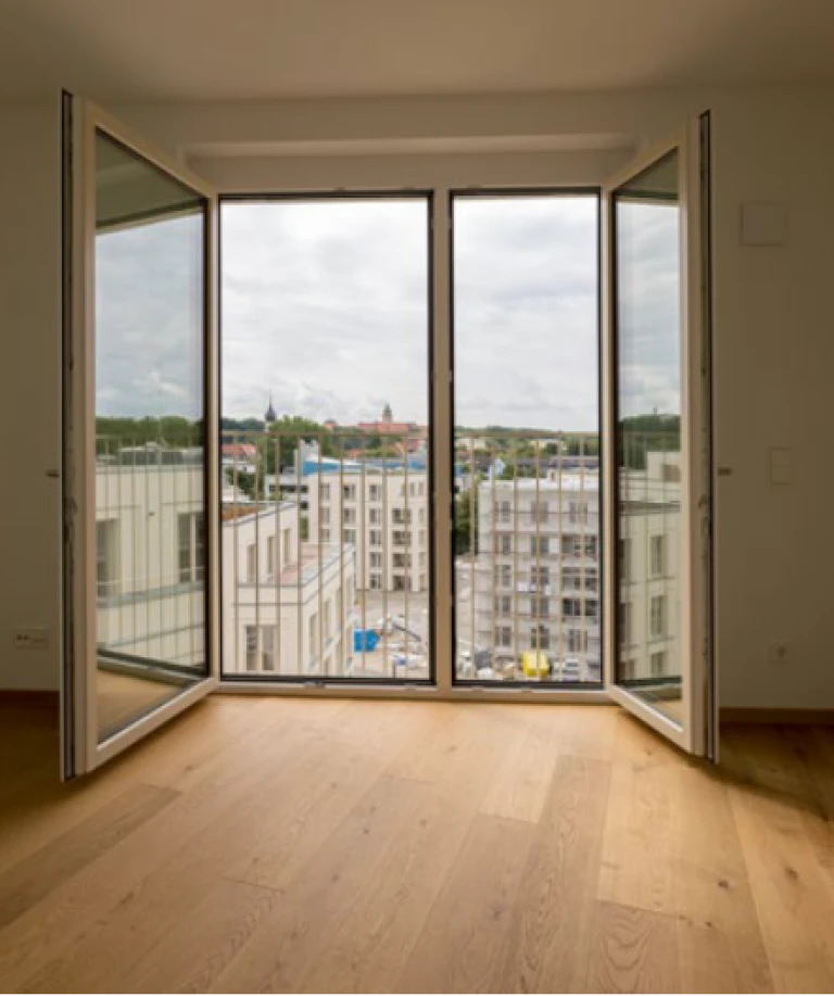 Dank der bodentiefen Fenster sind die Wohnungen lichtdurchflutet. Die HARO Parkettböden unterstreichen die hochwertige Ausstattung der Anlage.