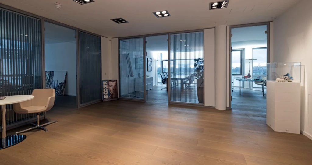 De sportsstjerner, der går ind og ud hos Sports360, møder en eksklusiv atmosfære med udsigt til Rhinen.