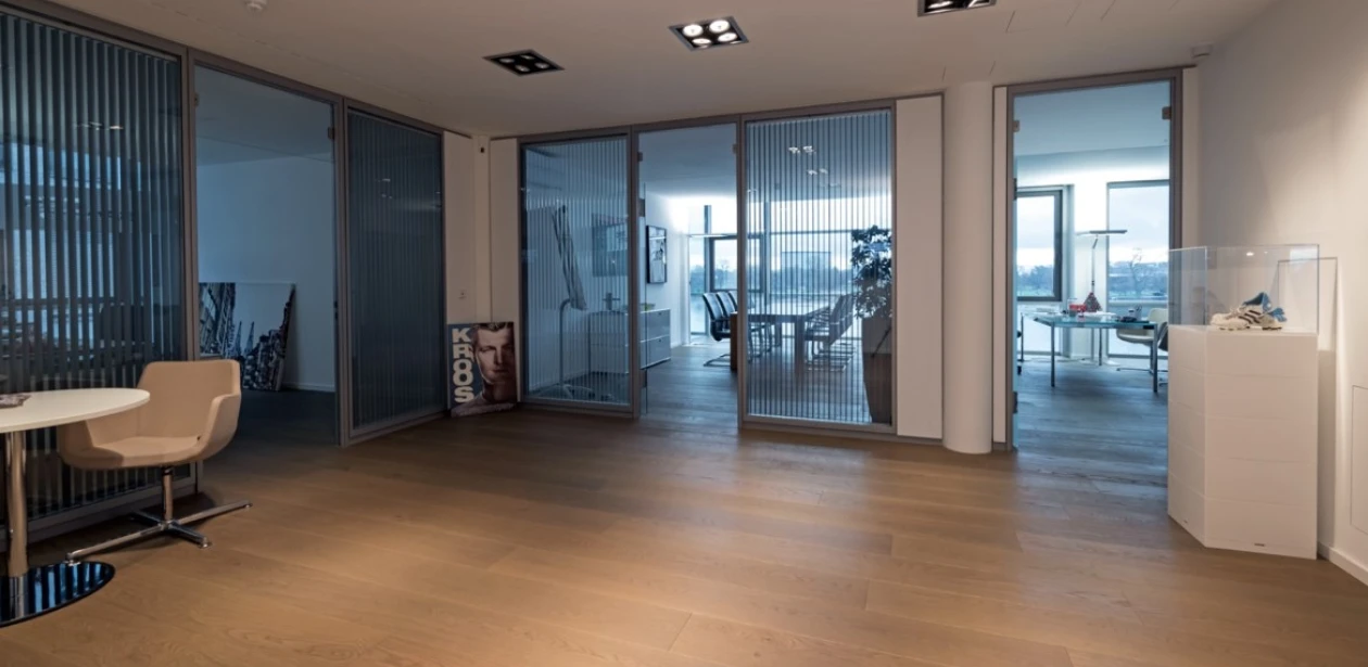 De sportsstjerner, der går ind og ud hos Sports360, møder en eksklusiv atmosfære med udsigt til Rhinen.