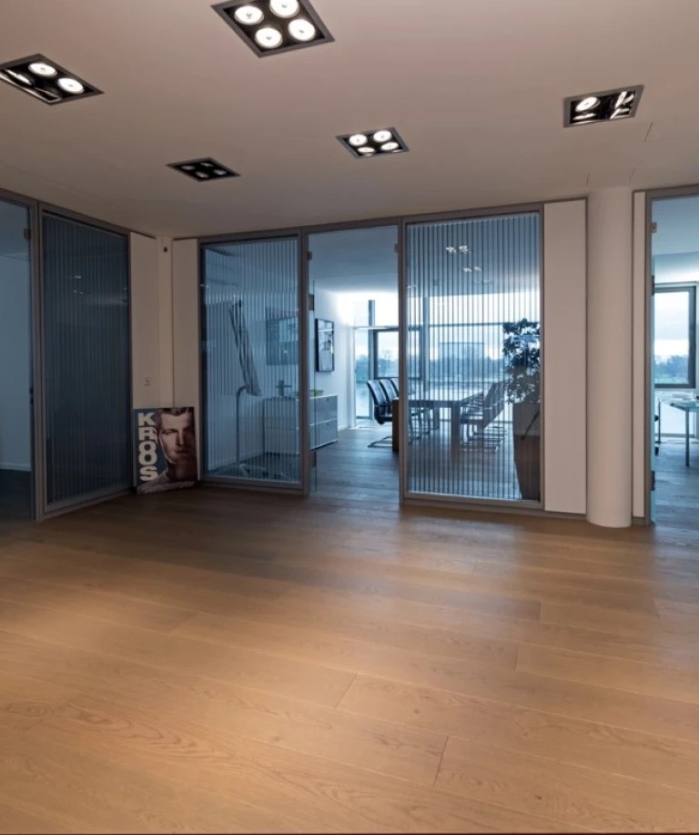 De sportsstjerner, der går ind og ud hos Sports360, møder en eksklusiv atmosfære med udsigt til Rhinen.