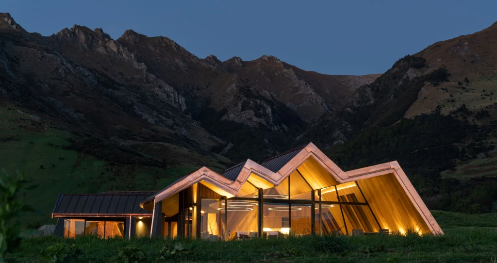 Die Mt. Isthmos Lodge präsentiert sich als Luxus-Villa in mitten der ungezähmten Natur im Zentrum der Südinsel Neuseelands. Ihre atemberaubende Architektur orientiert sich an der spektakulären Naturkulisse.