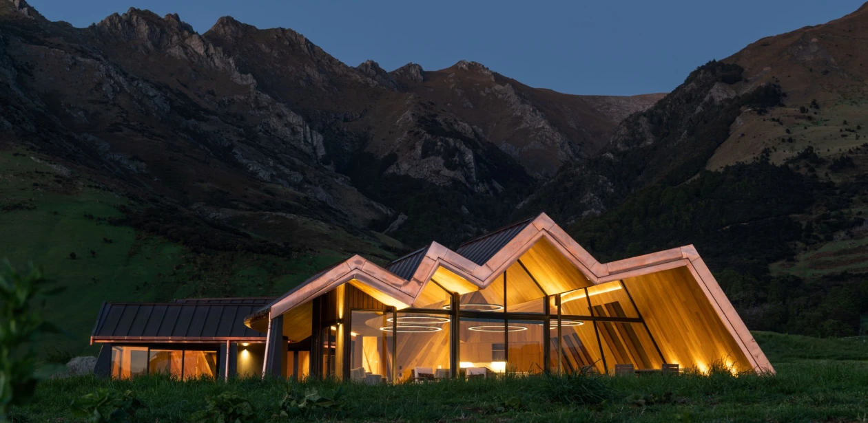 Die Mt. Isthmos Lodge präsentiert sich als Luxus-Villa in mitten der ungezähmten Natur im Zentrum der Südinsel Neuseelands. Ihre atemberaubende Architektur orientiert sich an der spektakulären Naturkulisse.