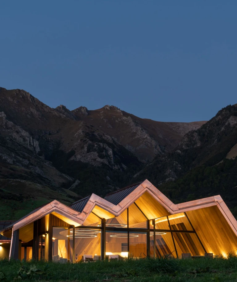 Die Mt. Isthmos Lodge präsentiert sich als Luxus-Villa in mitten der ungezähmten Natur im Zentrum der Südinsel Neuseelands. Ihre atemberaubende Architektur orientiert sich an der spektakulären Naturkulisse.