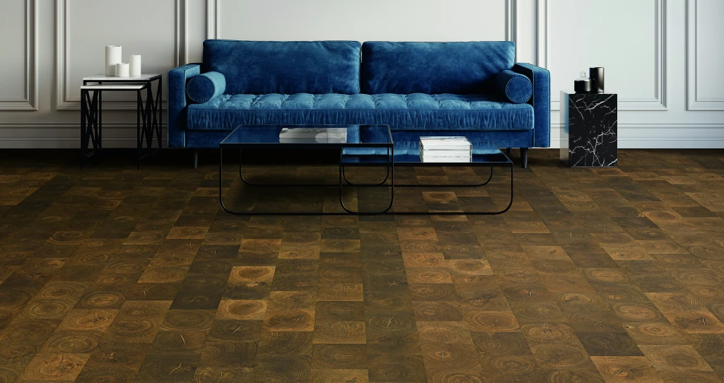 Großzügiger Raum mit blauer Couch vor weißer Wand auf edlem HARO Parkettboden – stilvolle Kombination aus zeitgemäßem Design und handwerklicher Bodenqualität.