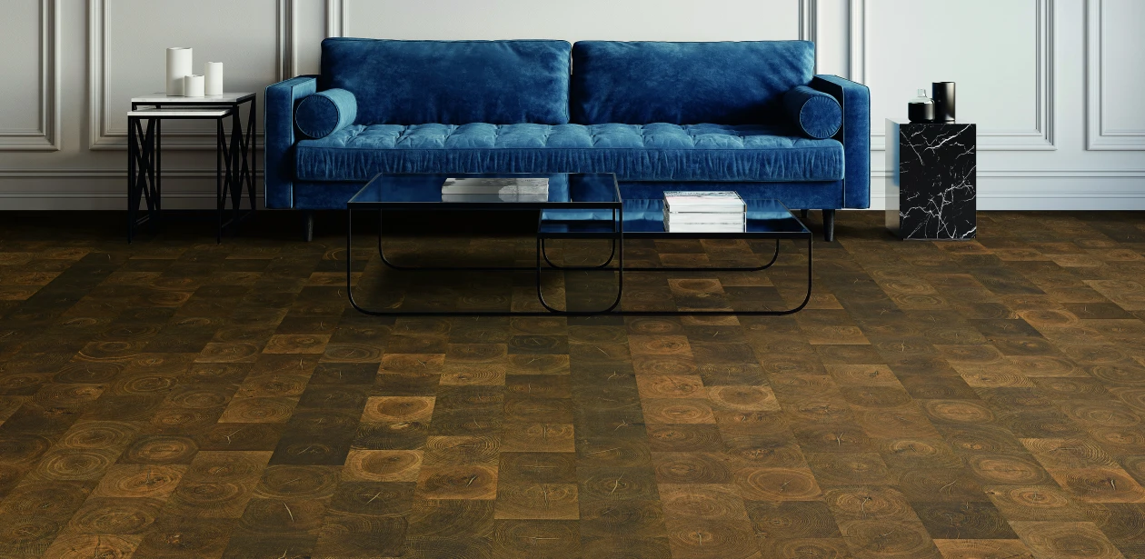 Großzügiger Raum mit blauer Couch vor weißer Wand auf edlem HARO Parkettboden – stilvolle Kombination aus zeitgemäßem Design und handwerklicher Bodenqualität.