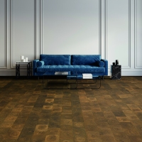 Espacio amplio con sofá azul frente a una pared blanca sobre elegante parquet HARO: combinación estilosa de diseño contemporáneo y calidad artesanal del suelo.