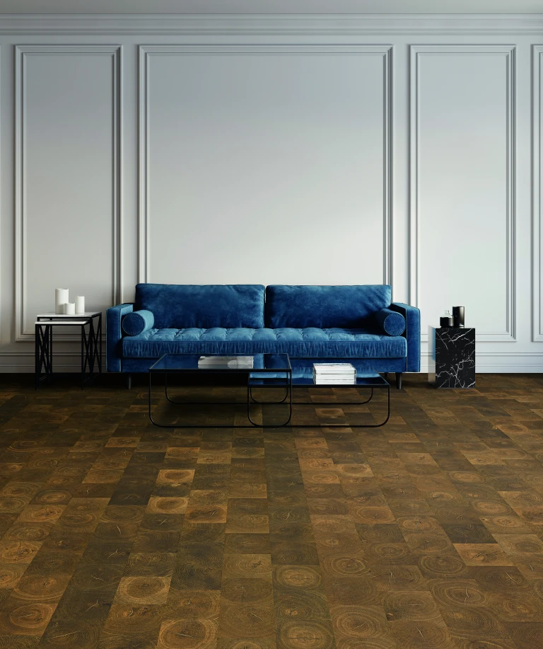 Großzügiger Raum mit blauer Couch vor weißer Wand auf edlem HARO Parkettboden – stilvolle Kombination aus zeitgemäßem Design und handwerklicher Bodenqualität.