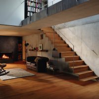 Salón moderno con cálido suelo de parquet HARO, también instalado en la escalera.