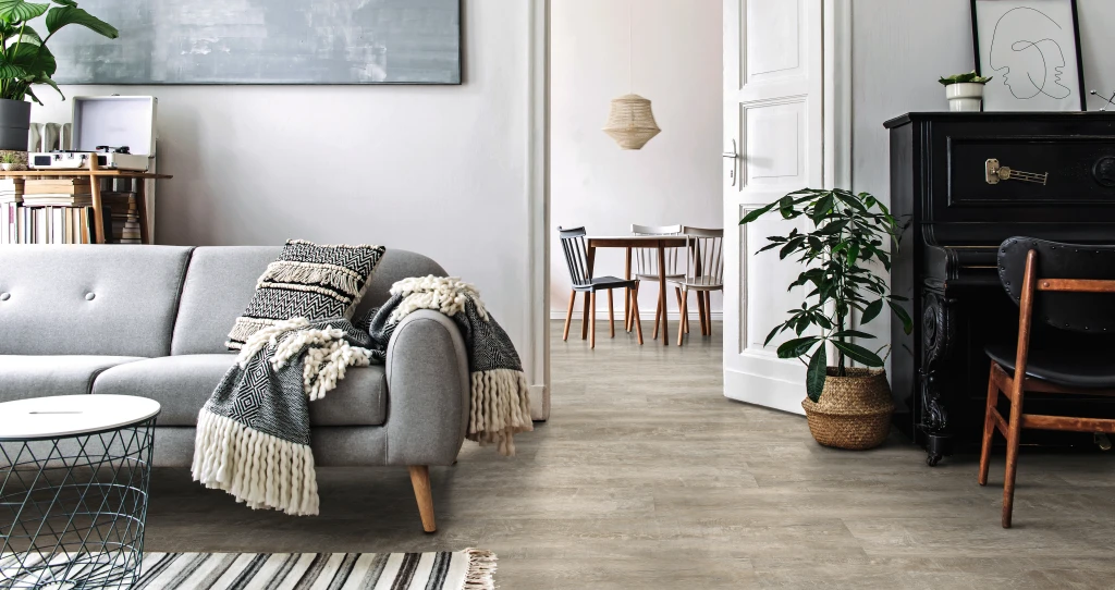 Modern eingerichtete Wohnung mit hellbraunem HARO Designboden. Die schlichte Farbwahl der Einrichtung sorgt für ein elegantes und harmonisches Gesamtbild.