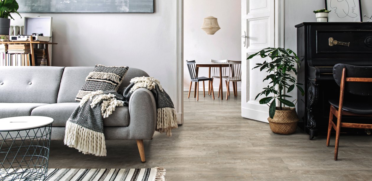 Modern eingerichtete Wohnung mit hellbraunem HARO Designboden. Die schlichte Farbwahl der Einrichtung sorgt für ein elegantes und harmonisches Gesamtbild.