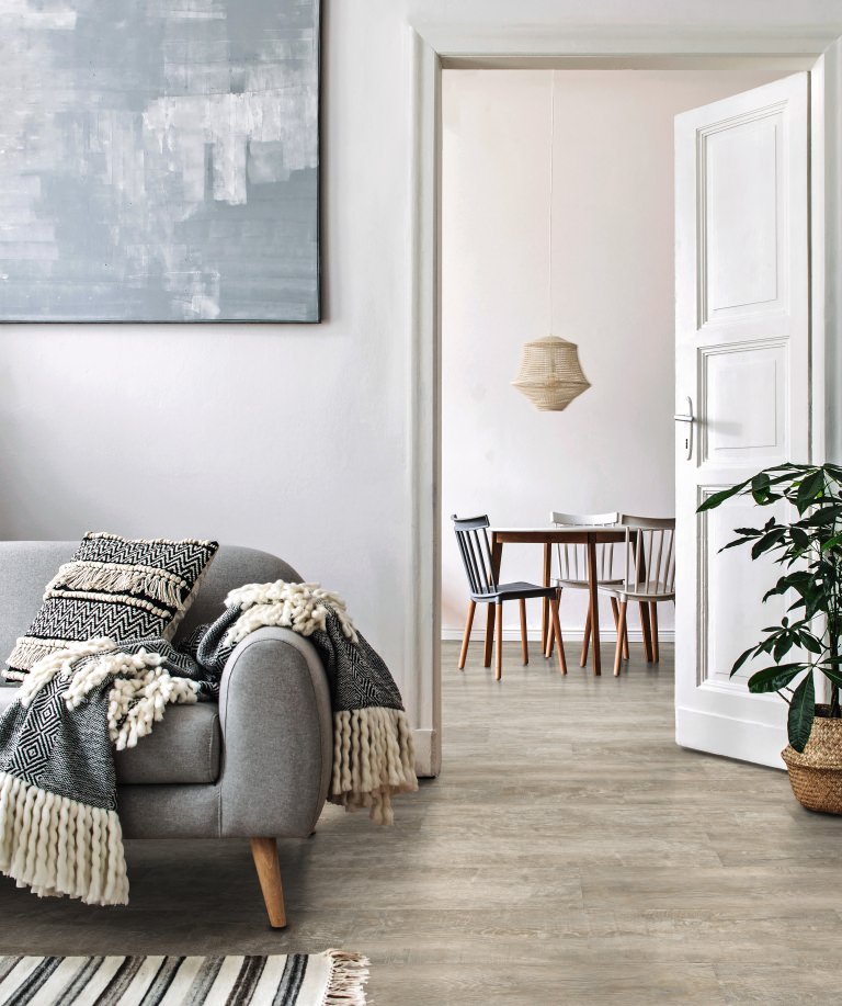 Modern eingerichtete Wohnung mit hellbraunem HARO Designboden. Die schlichte Farbwahl der Einrichtung sorgt für ein elegantes und harmonisches Gesamtbild.