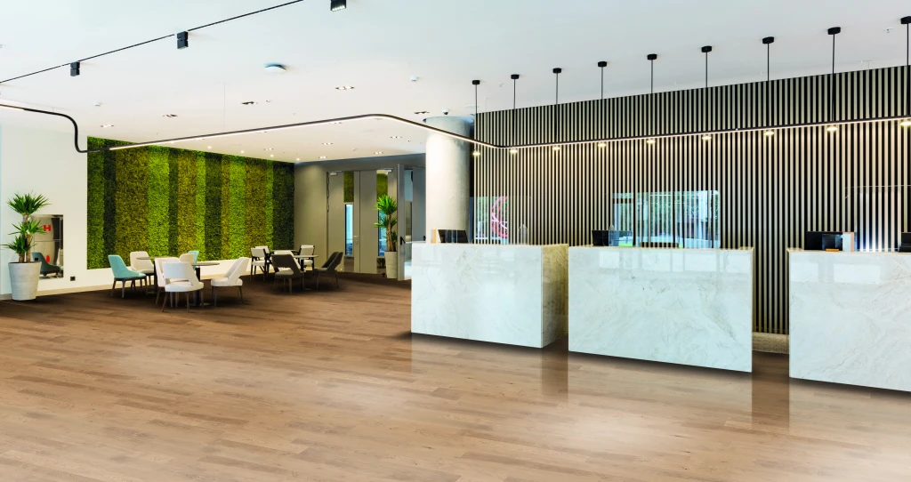 Eingangsbereich einer Einrichtung mit HARO Akustikpaneelen an den Wänden – funktionale Gestaltung trifft auf ästhetische Raumakustik für einen einladenden Empfang.