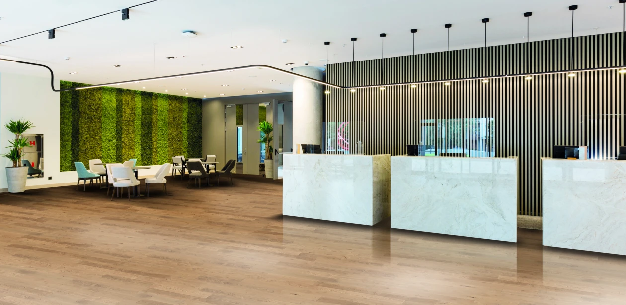 Eingangsbereich einer Einrichtung mit HARO Akustikpaneelen an den Wänden – funktionale Gestaltung trifft auf ästhetische Raumakustik für einen einladenden Empfang.