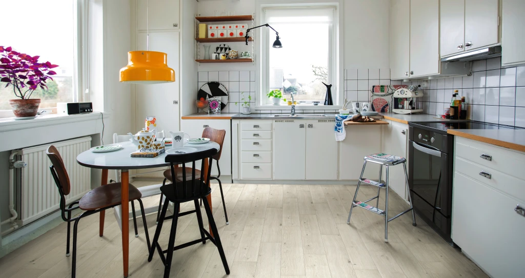 Cuisine avec une ambiance vivante et fréquemment utilisée, et un sol stratifié HARO brun. L’aménagement varié crée une atmosphère chaleureuse et accueillante.