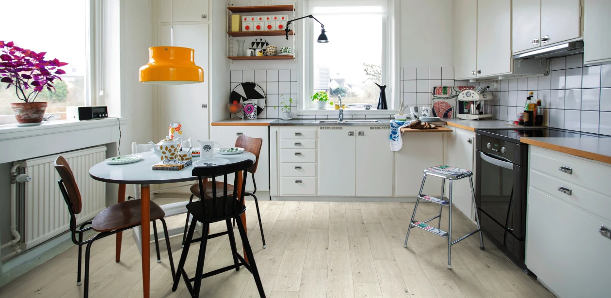 Cuisine avec une ambiance vivante et fréquemment utilisée, et un sol stratifié HARO brun. L’aménagement varié crée une atmosphère chaleureuse et accueillante.