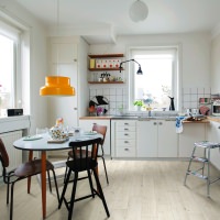 Køkken med en livlig, ofte brugt atmosfære og brunt HARO laminatgulv. Den varierede indretning skaber en varm og indbydende stemning.