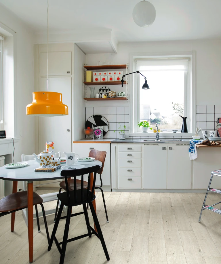 Cuisine avec une ambiance vivante et fréquemment utilisée, et un sol stratifié HARO brun. L’aménagement varié crée une atmosphère chaleureuse et accueillante.