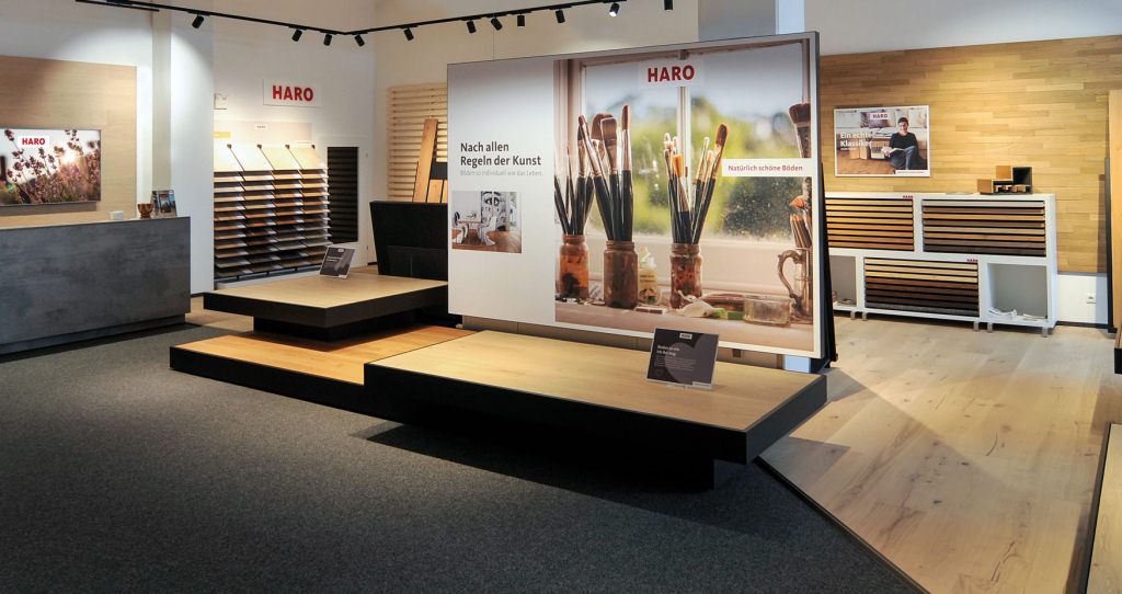 Bildausschnitt der HARO-Produktausstellung Wien mit präsentierten Bodenmustern.