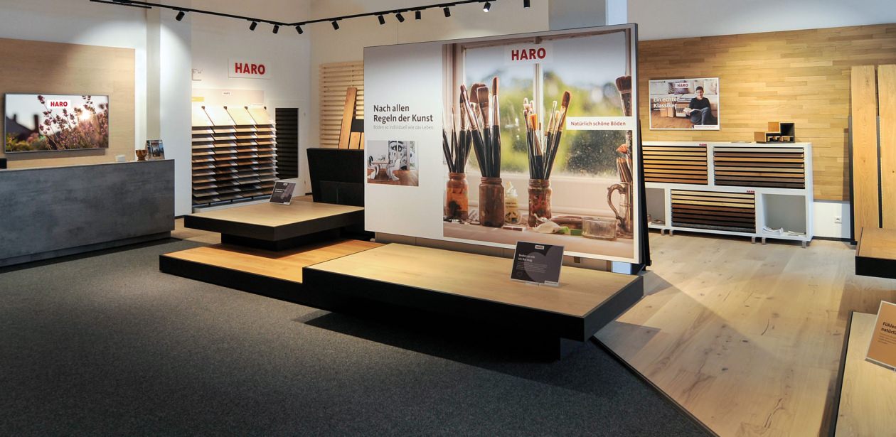 Bildausschnitt der HARO-Produktausstellung Wien mit präsentierten Bodenmustern.