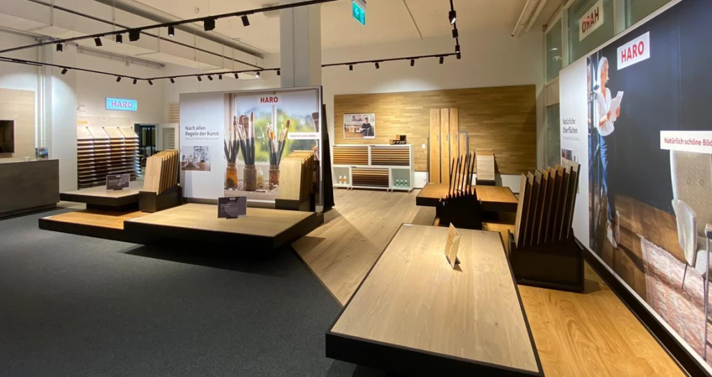 Bildausschnitt der HARO-Produktausstellung mit stilvoll präsentierten Bodenmustern.