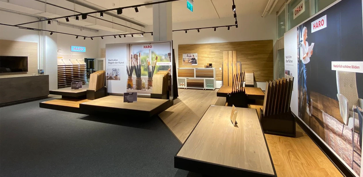 Bildausschnitt der HARO-Produktausstellung mit stilvoll präsentierten Bodenmustern.