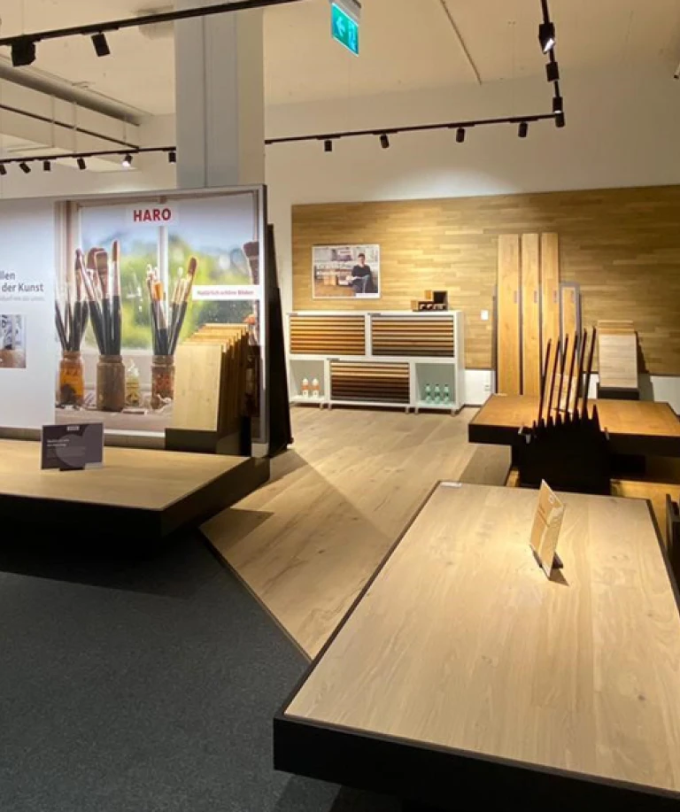 Bildausschnitt der HARO-Produktausstellung mit stilvoll präsentierten Bodenmustern.