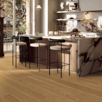 Cocina-comedor con suelo de parqué de roble y isla de cocina.