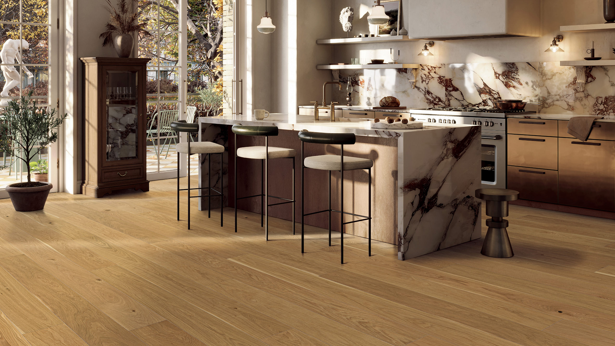 Cucina-soggiorno con pavimento in parquet di rovere e isola cucina.