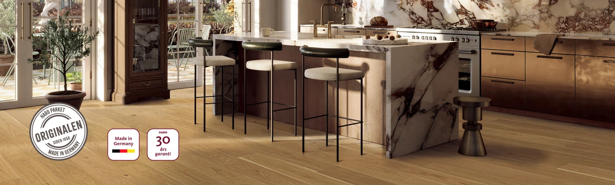 Moderne køkken med HARO PARQUET 4000 wideplank 180 4V Eg Country struktureret naturaDur og HARO The Original-logo, Made in Germany-logo og 15 års garanti-logo