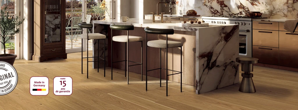 Cuisine moderne avec PARQUET HARO 4000 Planche large à l'ancienne 180 4V Chêne Country structuré naturaDur et logo HARO Das Original, logo Made in Germany et 15 ans de garantie Logo
