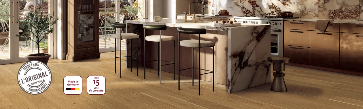 Cuisine moderne avec PARQUET HARO 4000 Planche large à l'ancienne 180 4V Chêne Country structuré naturaDur et logo HARO Das Original, logo Made in Germany et 15 ans de garantie Logo