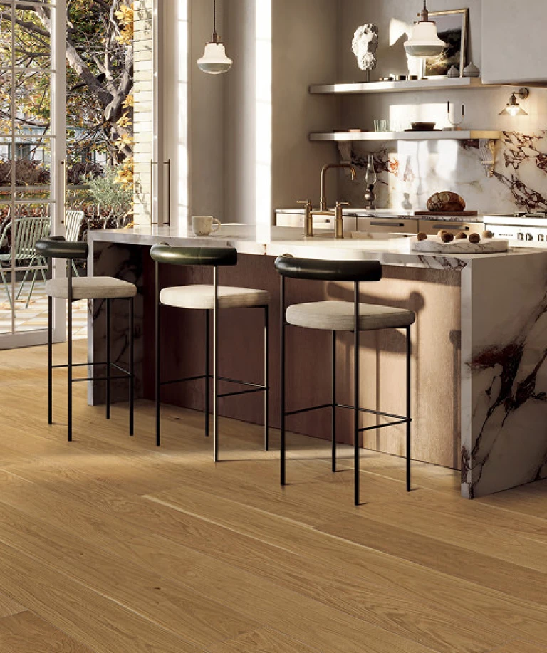 Modern kitchen with HARO PARQUET 4000 wideplank 180 4V Oak Country structured naturaDur and HARO The Original logo, Made in Germany logo and 15-year guarantee logo