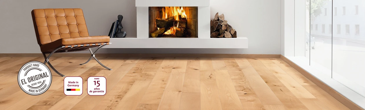 Un salón con parquet de haya HARO