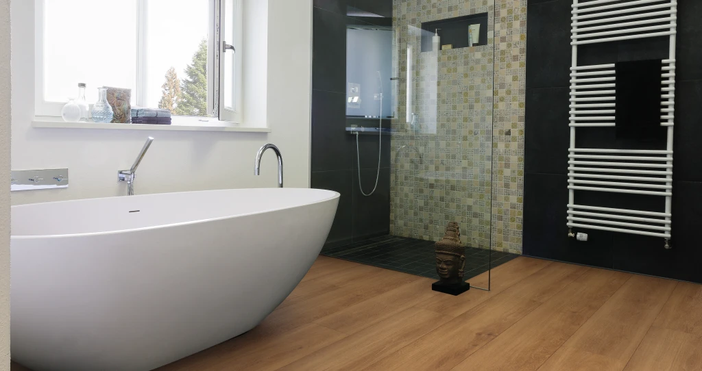 Modern gestaltetes Badezimmer mit braunem HARO Designboden. Die stilvolle Einrichtung und klare Linien sorgen für eine elegante und zeitgemäße Atmosphäre.