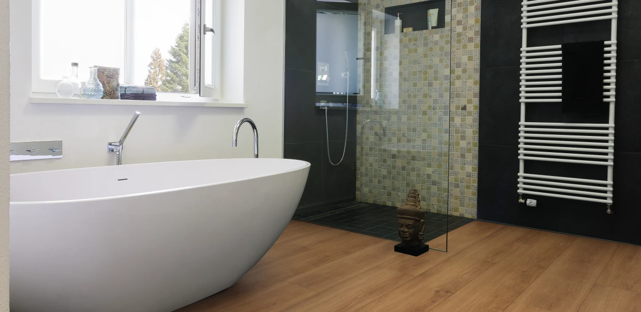 Modern gestaltetes Badezimmer mit braunem HARO Designboden. Die stilvolle Einrichtung und klare Linien sorgen für eine elegante und zeitgemäße Atmosphäre.