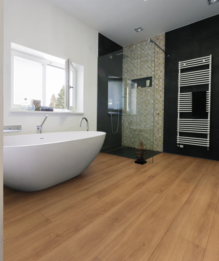 Modern gestaltetes Badezimmer mit braunem HARO Designboden. Die stilvolle Einrichtung und klare Linien sorgen für eine elegante und zeitgemäße Atmosphäre.