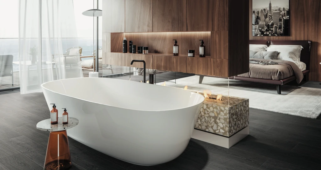 Modern eingerichtetes Schlafzimmer mit offenem Badezimmer und dunklem HARO Laminatboden, der eine elegante und stilvolle Atmosphäre schafft.