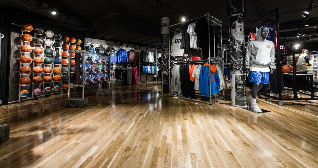 Mit dem edlen Zweischichtparkett Allegro Projekt entsteht indem riesigen Verkaufsraum ein interessanter Kontrast von echtem Holz und coolem Design.