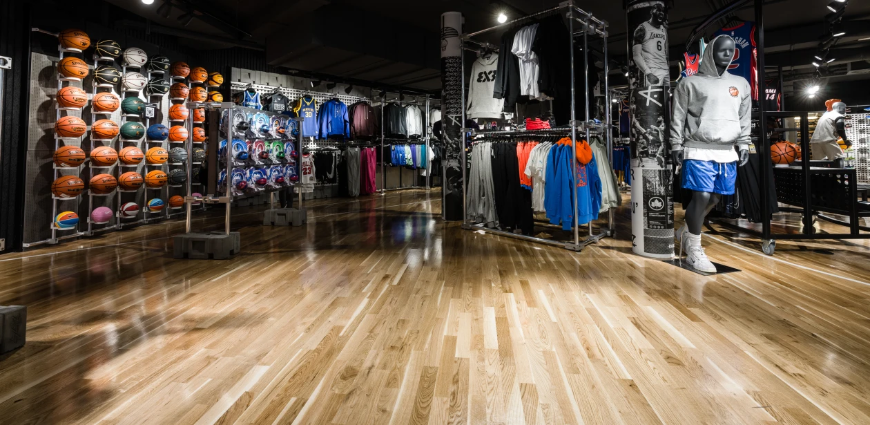 Mit dem edlen Zweischichtparkett Allegro Projekt entsteht indem riesigen Verkaufsraum ein interessanter Kontrast von echtem Holz und coolem Design.