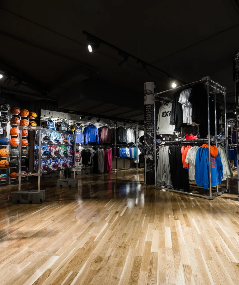 Mit dem edlen Zweischichtparkett Allegro Projekt entsteht indem riesigen Verkaufsraum ein interessanter Kontrast von echtem Holz und coolem Design.