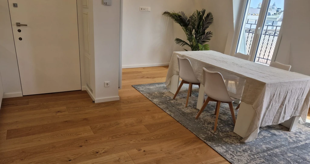 Lejligheden i Calle Urbieta tilbyder sine beboere et luksuriøst liv i rum, der heller ikke efter saneringen har mistet noget af deres charme.