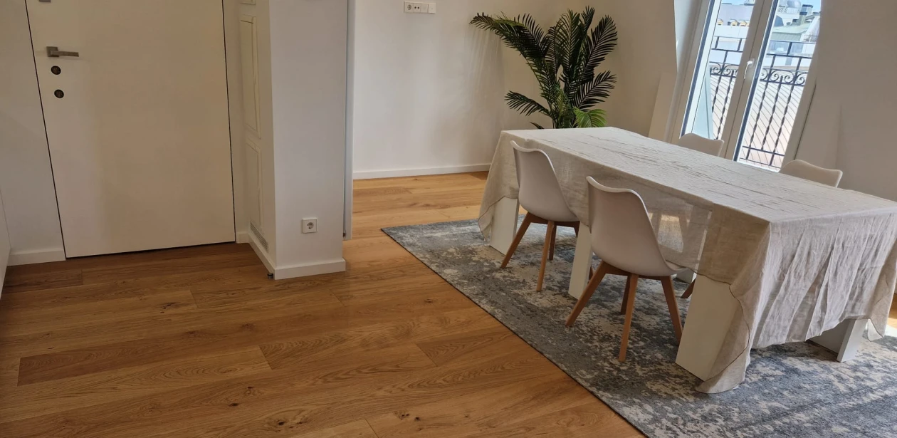 Lejligheden i Calle Urbieta tilbyder sine beboere et luksuriøst liv i rum, der heller ikke efter saneringen har mistet noget af deres charme.