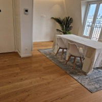 Lejligheden i Calle Urbieta tilbyder sine beboere et luksuriøst liv i rum, der heller ikke efter saneringen har mistet noget af deres charme.